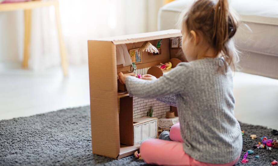 Jak miniaturowe wyposażenie z drewna pomaga kilkulatkom zrozumieć codzienne obowiązki domowe