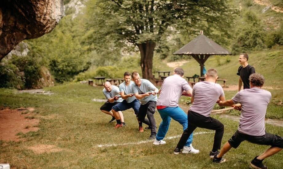 Jak połączyć rodzinny piknik firmowy z turniejem sportowym bez przeciążenia programu