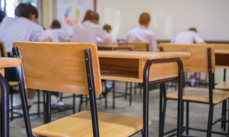 Krzesło szkolne w codziennej eksploatacji — co zmienia stabilność, hałas i utrzymanie porządku