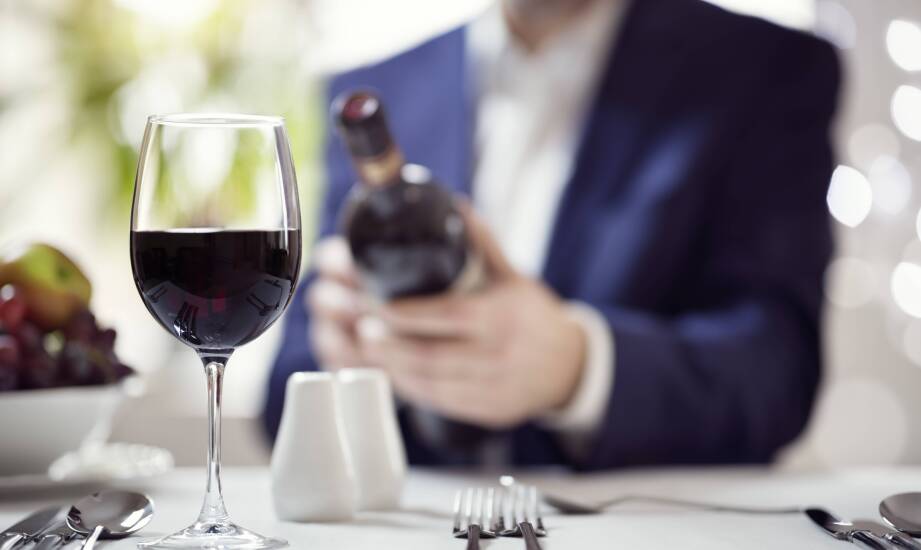 Jak dopasować styl wina do weselnego menu, pory roku i gości
