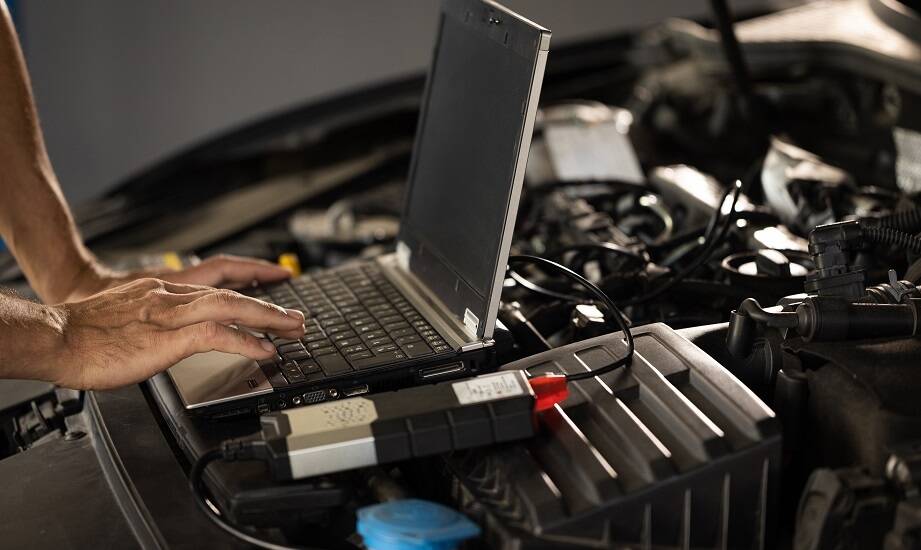 Fabryczne procedury diagnostyczne i dobór części — jak przebiega autoryzowana naprawa zaawansowanej elektroniki w samochodach marki Jeep