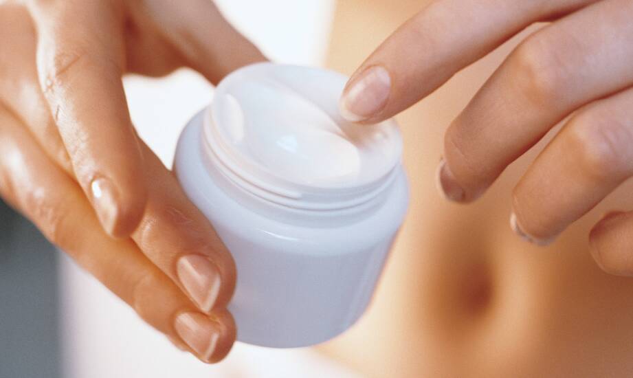 Jak codzienna rutyna z lekkimi kremami i serum przygotowuje skórę na aplikację perfum