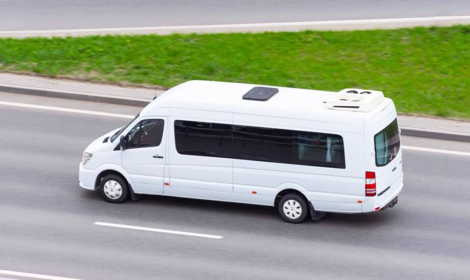 Czy jeden duży bus, czy dwa mniejsze — jak policzyć przejazd większej grupy bez pustych kilometrów