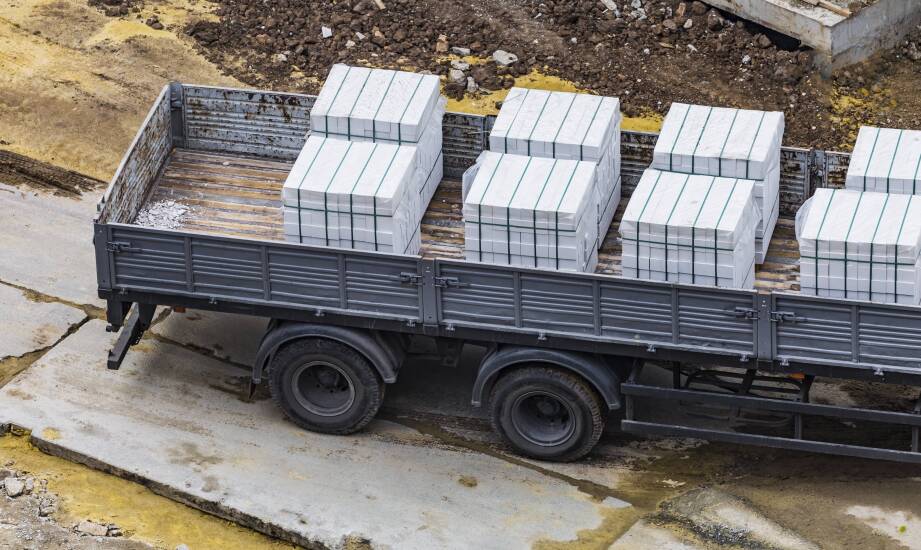 Kiedy transport z rozładunkiem HDS rozwiązuje problem materiałów na ciasnej budowie