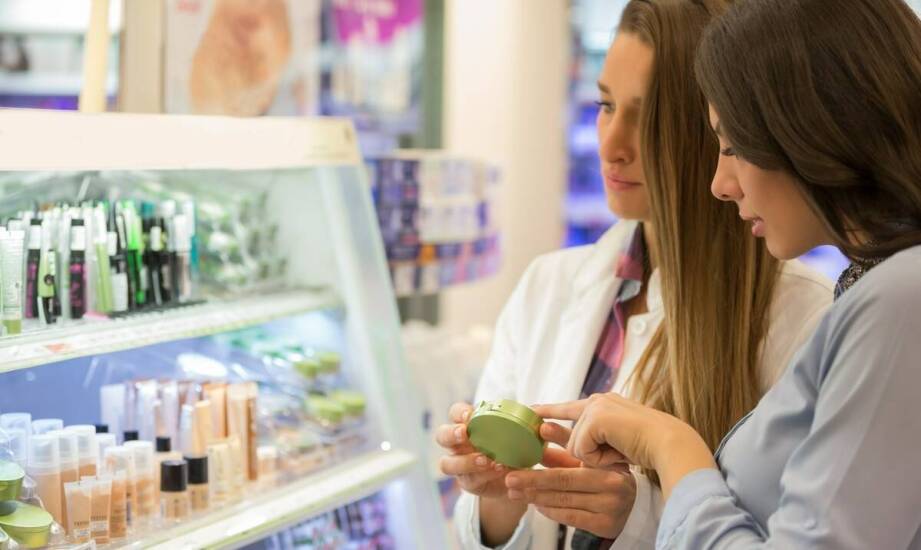 Zakupy w galerii handlowej dla salonu: jak odróżnić kosmetyki domowe od produktów do pracy zawodowej