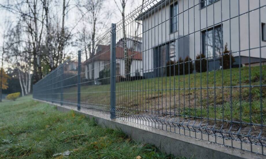 Grubość drutu, rozmiar oczka i powłoka — co decyduje o wieloletniej trwałości elastycznego ogrodzenia posesji