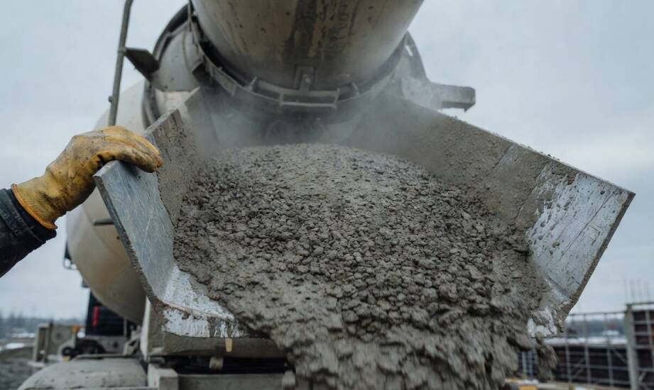 Zmiany reologiczne i chemiczne w mieszance — co dzieje się w bębnie podczas transportu betonu