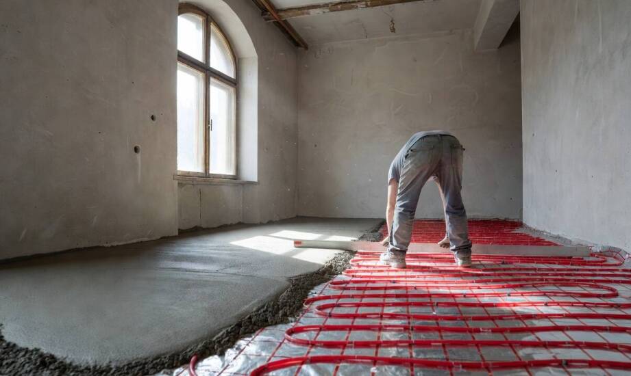 Od logistyki po stan podłoża — co kształtuje ostateczny koszt wykonania posadzki mixokretem w gęstej zabudowie