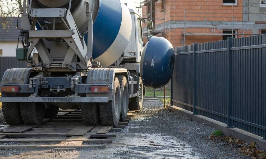 Logistyka wjazdu betonomieszarki na ciasną posesję — od nośności drogi po bezpieczny rozładunek