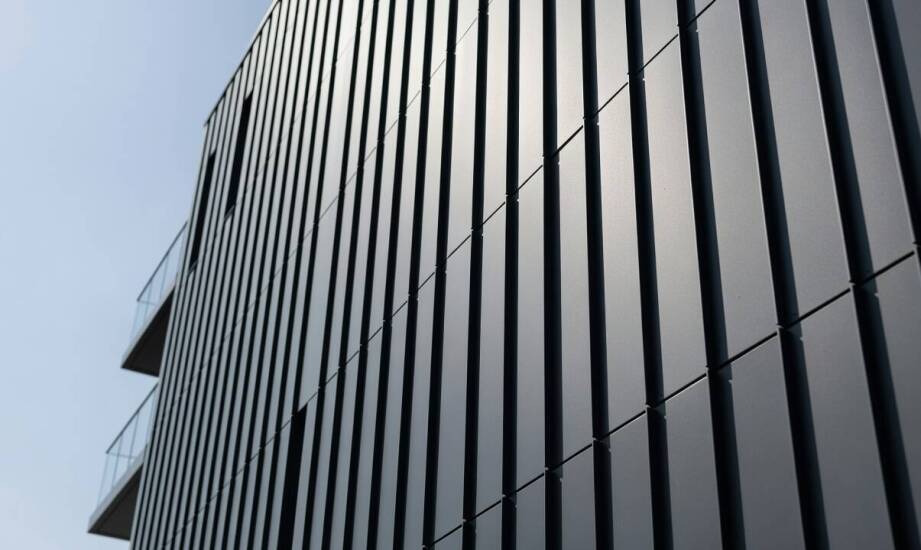 Ochrona przed UV i rozszerzalnością cieplną — jak powłoka polimerowa stabilizuje przestrzenne profile na nasłonecznionej fasadzie