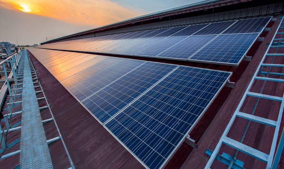 Profil działalności a autokonsumpcja prądu ze słońca — dlaczego biuro i zakład produkcyjny inaczej wykorzystują wygenerowaną energię