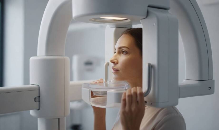 Pantomogram krok po kroku — jak technicznie przebiega wykonanie zewnątrzustnego zdjęcia panoramicznego zębów