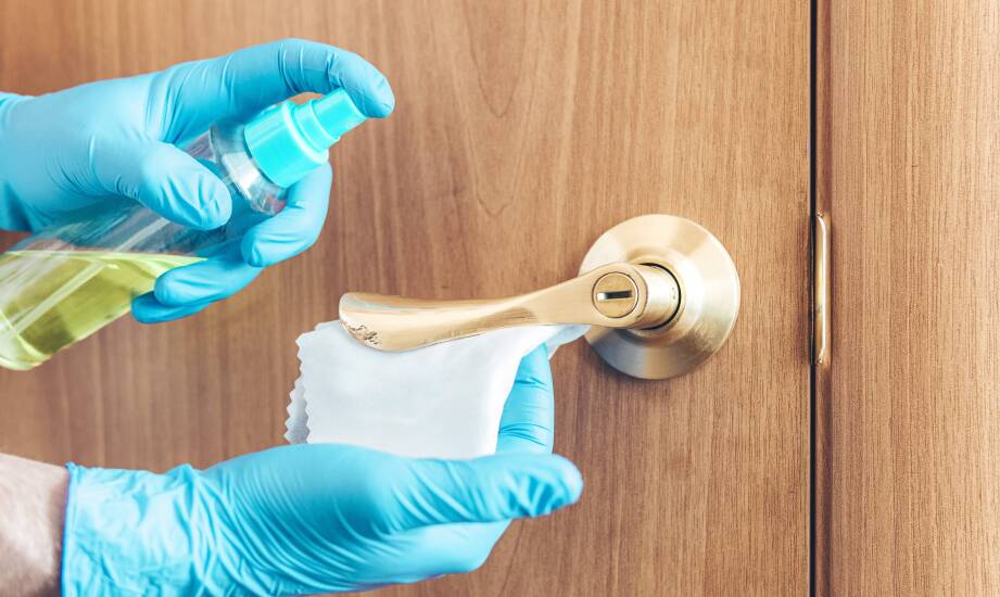 Kiedy nalot na mosiądzu wymaga chemii, a kiedy wystarczy delikatne odświeżenie