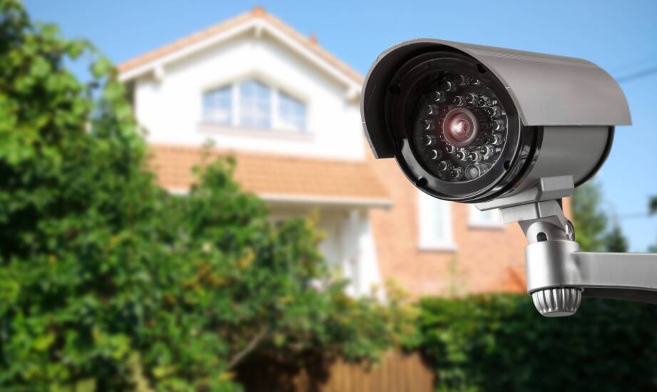 Jak zaplanować przewodowy monitoring w zamieszkanym domu, gdy trasy kabli są ograniczone