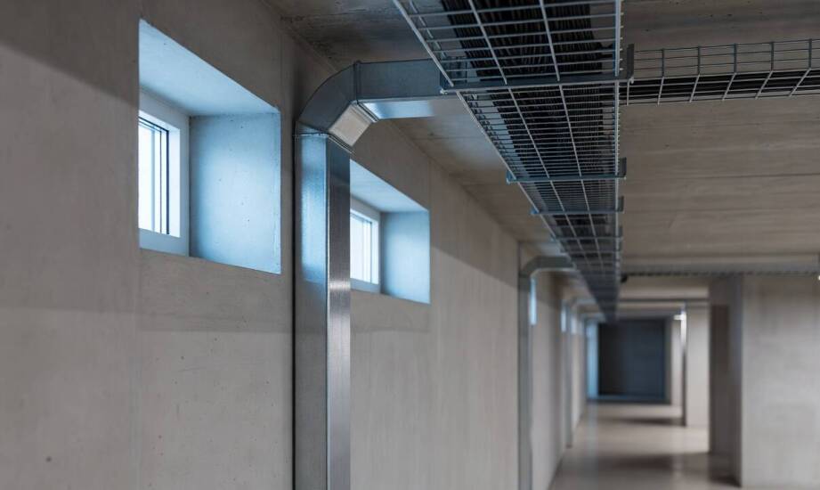Dobór stalowych kanałów naściennych do modernizacji instalacji elektrycznych w obiektach komercyjnych
