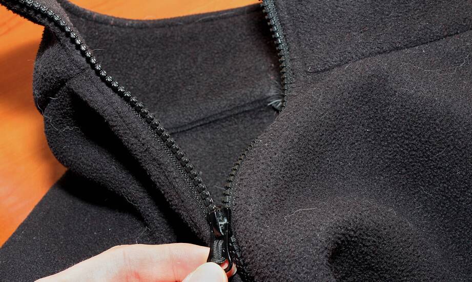 Czarna bluza polarowa w terenie — dlaczego krój i detale mają większe znaczenie niż kolor