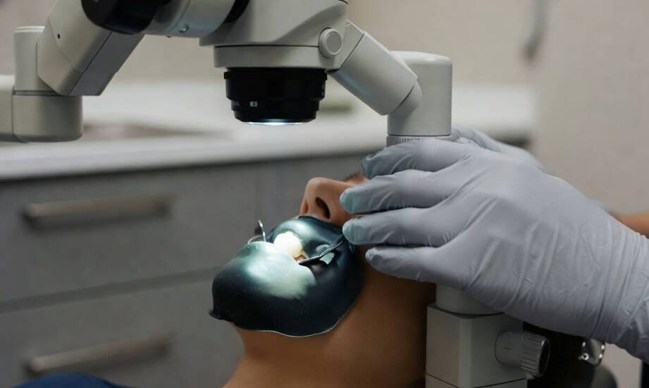 Diagnostyka obrazowa i izolacja pola operacyjnego przed rozpoczęciem procedury endodontycznej w powiększeniu