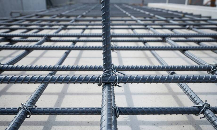 Mechanika zakotwienia w betonie — jak kształt i układ żeber decyduje o przyczepności zbrojenia