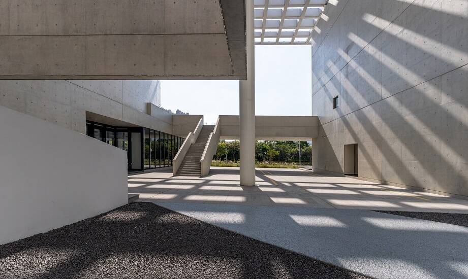 Starzenie się materiałów w przestrzeni publicznej i prywatnej — jak beton architektoniczny obniża wieloletnie koszty utrzymania