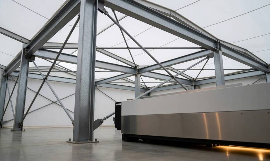 Produkcja pod plandeką — które parametry konstrukcji warunkują bezpieczne działanie maszyn i komfort pracowników