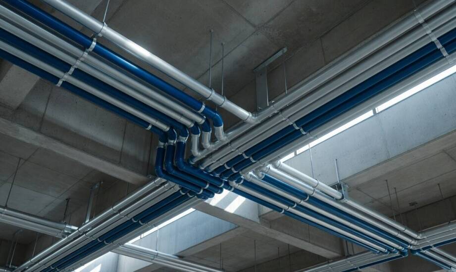 Aluminium, stal czy tworzywo — jak dobrać materiał rurociągu sprężonego powietrza do specyfiki produkcji