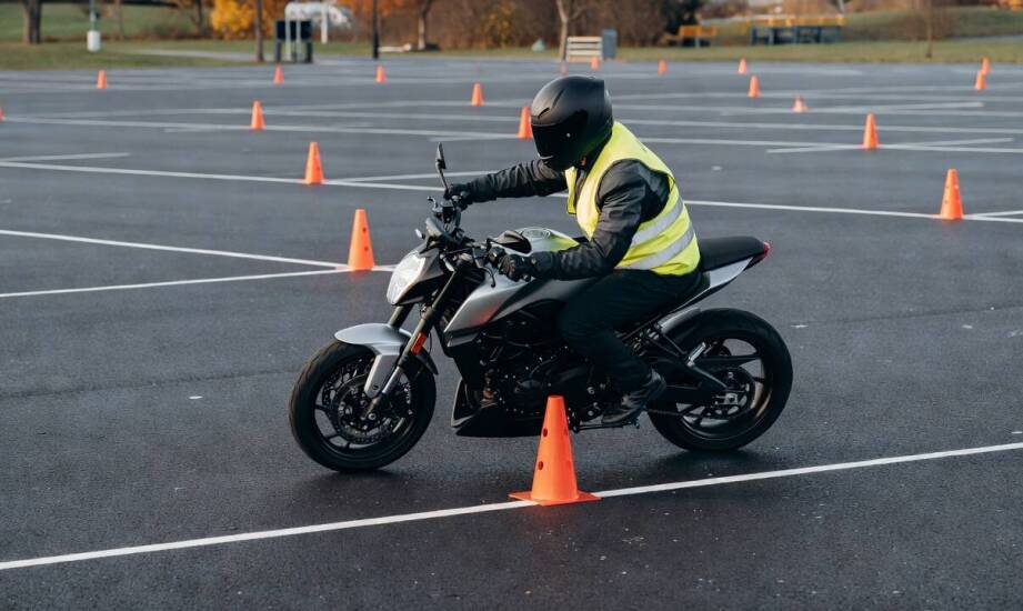 Zanim wsiądziesz na motocykl — jak przebrnąć przez formalności, PKK i etapy szkolenia na kategorię A