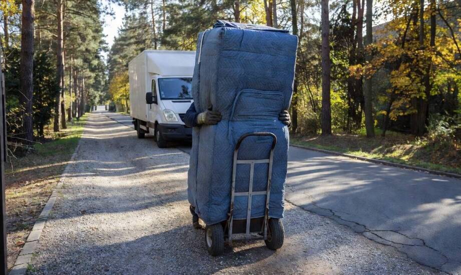 Dlaczego głębokie posesje i wąskie drogi dojazdowe w Rembertowie wymagają innego planu załadunku mienia