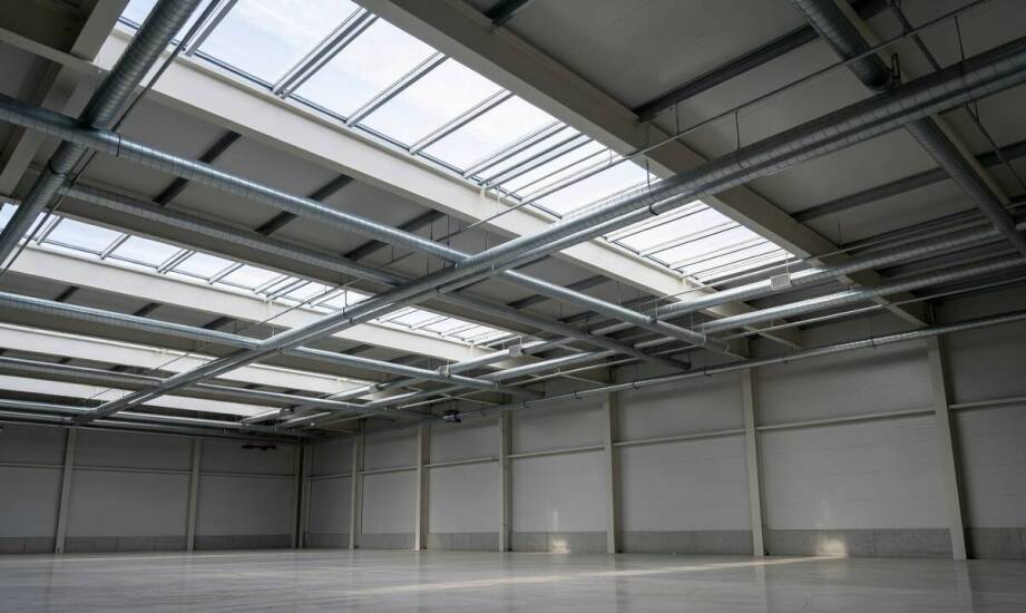 Jak decyzje z etapu projektu obniżają zużycie energii w hali produkcyjnej