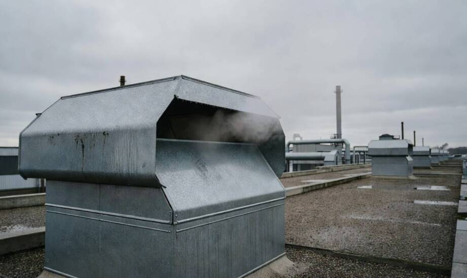 Jak agresywne środowisko przemysłowe i zapylenie degradują mechanikę urządzeń wywiewnych na dachach hal