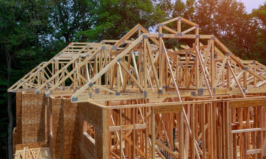 Dlaczego drewniana prefabrykacja dobrze odpowiada na budowę domu w zmiennym klimacie Wielkopolski