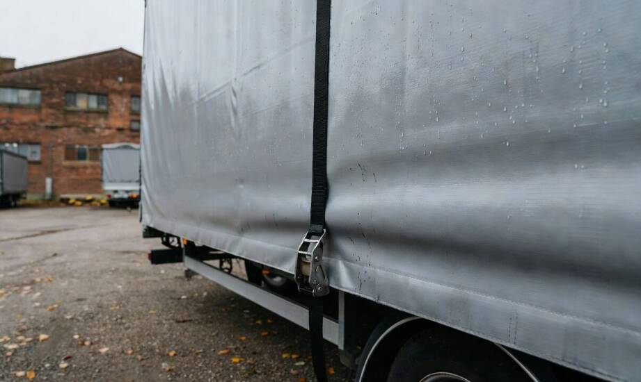 Jak warunki pracy na Śląsku wpływają na plandeki w transporcie, rolnictwie i przemyśle