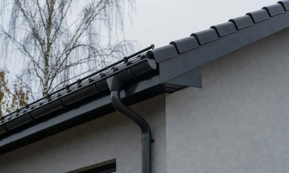 Jak dobrać system rynnowy do domu jednorodzinnego w śląskiej pogodzie i pod konkretne pokrycie