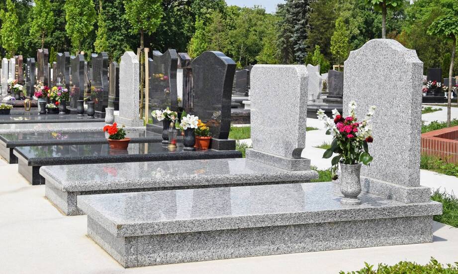 Jak powstaje nagrobek granitowy: od rozmowy o projekcie do montażu na cmentarzu