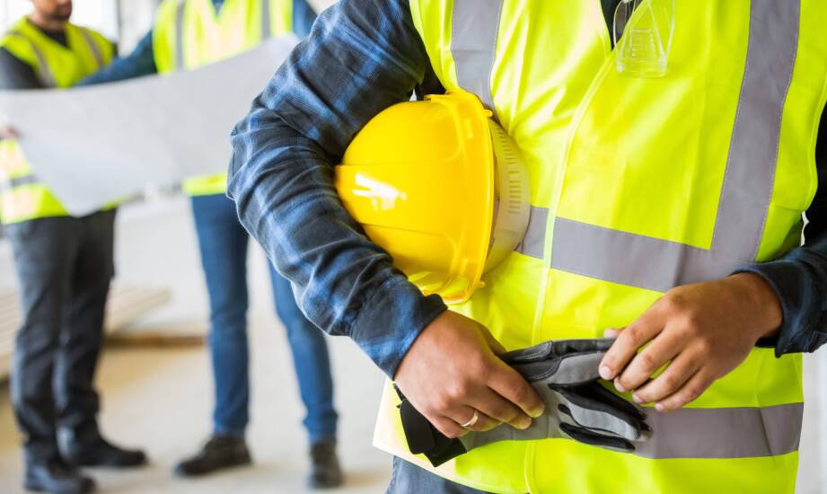 Jak pogoda i charakter pracy w regionie zmieniają wymagania wobec odzieży i sprzętu ochronnego