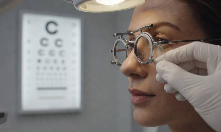 Optyk czy okulista — jak odróżnić sytuacje korekcyjne od wymagających pilnej diagnozy wzroku