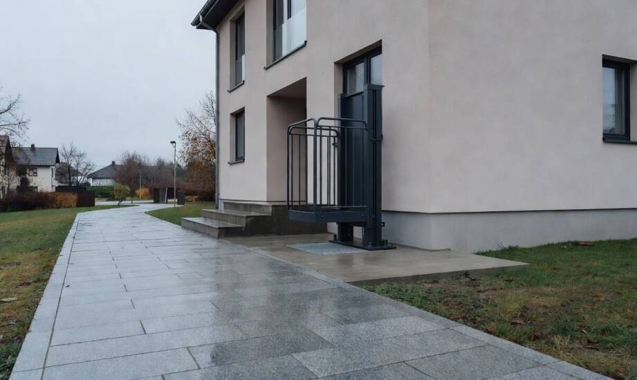 Przygotowanie domu i działki pod montaż zewnętrznej windy dla osoby o ograniczonej mobilności