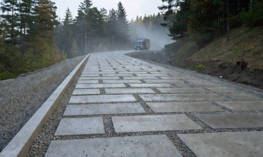 Dlaczego betonowe elementy są ważne przy utwardzaniu dróg, zjazdów i placów na terenach podgórskich