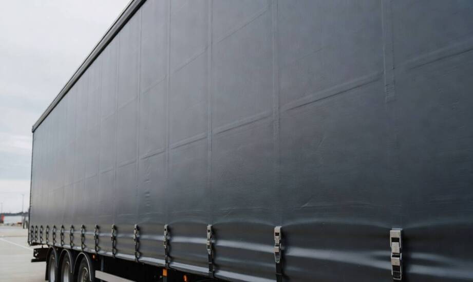 Dlaczego dokładny pomiar i właściwy naciąg przesądzają o trwałości plandeki na wymiar w transporcie i rolnictwie