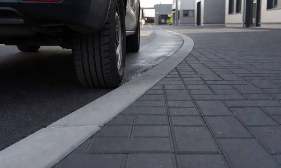 Jak zaplanować strefę najazdu dla dostaw, gdy nawierzchnia łączy parking z drogą techniczną