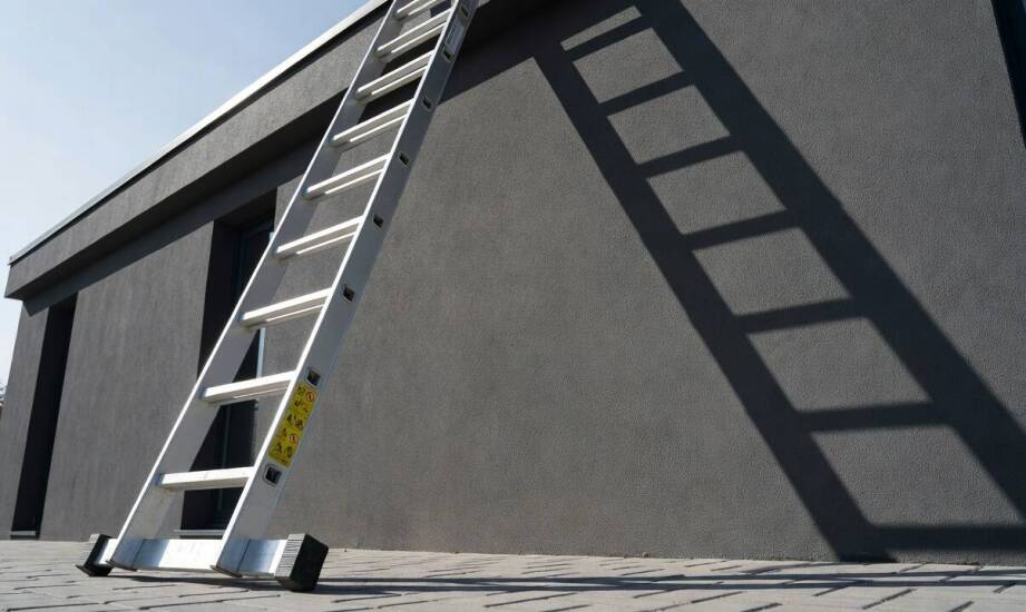 Jak oznaczenia i certyfikaty pokazują, czy drabina sprawdzi się przy elewacji i dachu