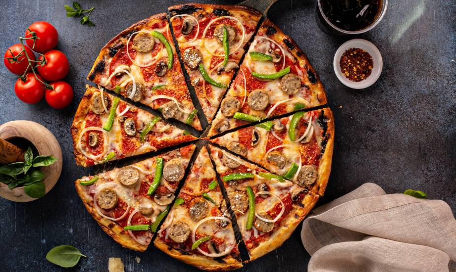 Mechanizmy miejskich dostaw gastronomicznych — jak strefy i godziny szczytu kształtują realny czas oczekiwania na posiłek