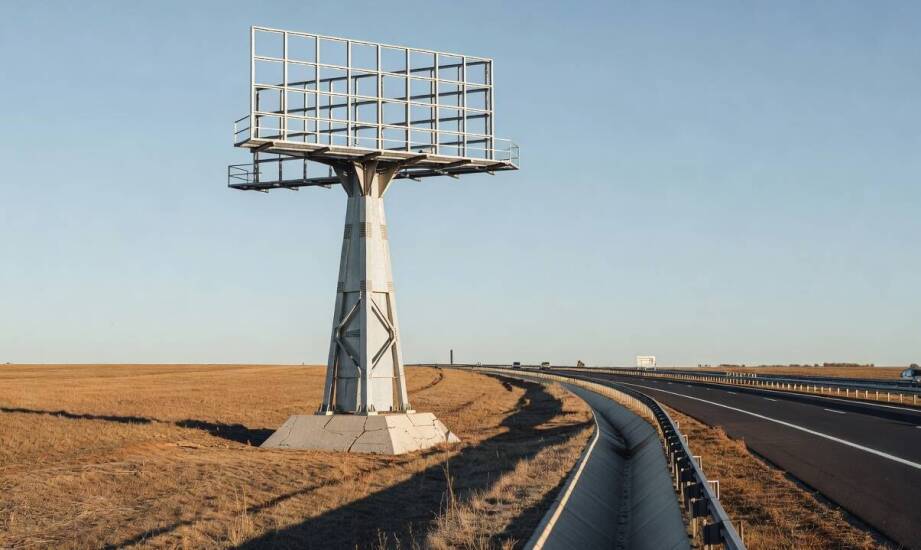 Pozwolenia dla dużej reklamy przy ekspresówce — co rozstrzyga lokalizacja i rodzaj konstrukcji
