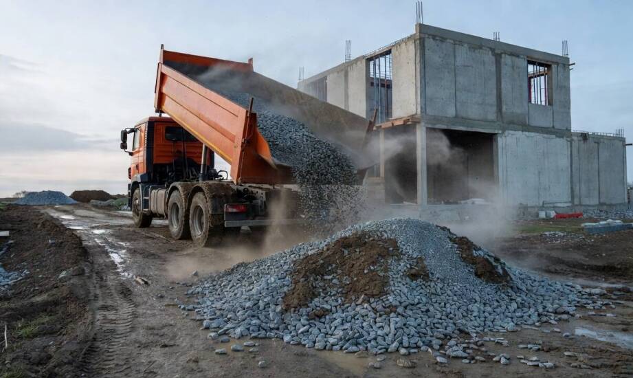 Od zamówienia do rozładunku — jak wygląda dostawa materiałów sypkich na budowie w powiecie lipskim