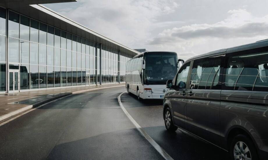 Jak porównać cennik autokaru i busa, gdy grupa nie zapełnia dużego pojazdu