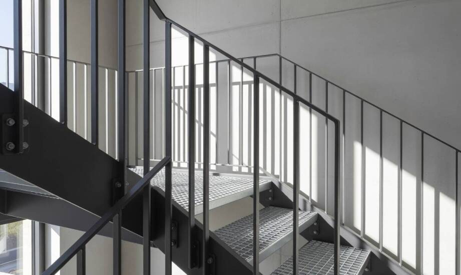 Jak grubość profili, mocowanie i wypełnienie decydują o współpracy balustrady ze schodami i pomostem