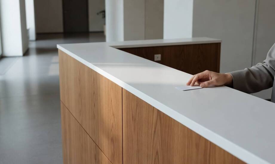 Jak trwałość HPL, forniru, solid surface i linoleum wpływa na koszty utrzymania w obiektach publicznych