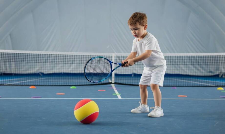 Pierwsze 30 minut na korcie krytym — jak trener układa tenis dla przedszkolaka bez przeciążenia