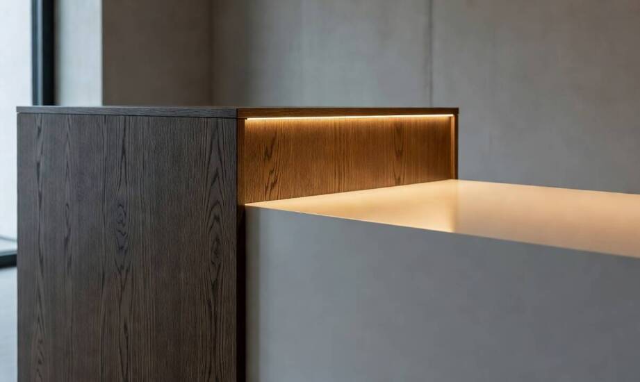 Jak światło dzienne i LED zmieniają odbiór HPL, forniru i solid surface