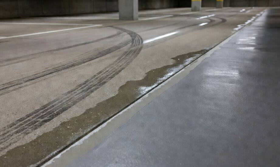 Dlaczego naprawy w parkingach i logistyce muszą uwzględniać sól, oleje i skręty kół