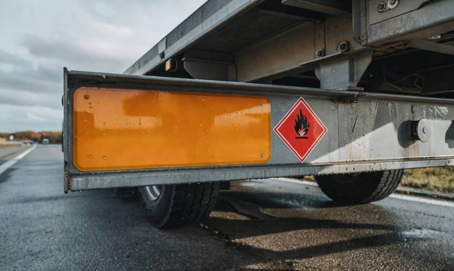 Jak odczytać tablicę ADR i etykietę chemiczną przy ocenie wycieku w transporcie